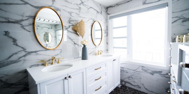 7 conseils pour combiner différents carreaux dans votre salle de bain