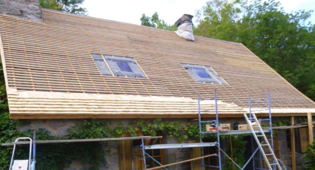 Réparation de toiture en bois de châtaignier