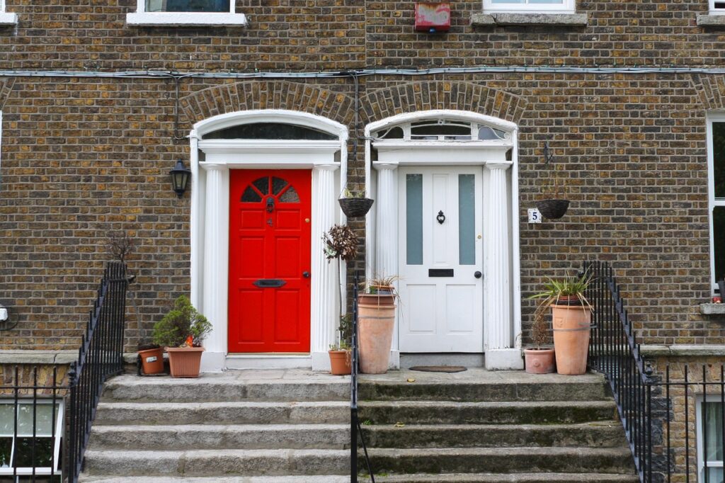 optimisez l'entrée de votre maison avec notre service professionnel d'installation de portes. des solutions sur mesure pour allier esthétique et sécurité, réalisées par des experts pour vous garantir une satisfaction totale.