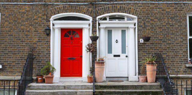 optimisez l'entrée de votre maison avec notre service professionnel d'installation de portes. des solutions sur mesure pour allier esthétique et sécurité, réalisées par des experts pour vous garantir une satisfaction totale.