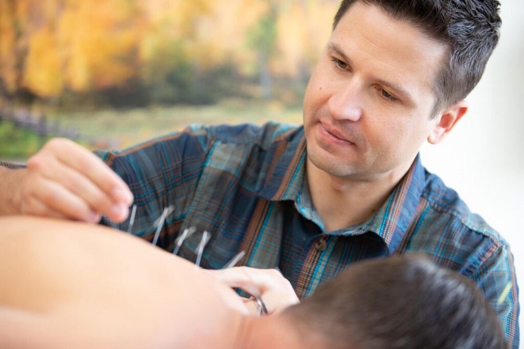 découvrez l'acupuncture, une pratique ancestrale de médecine traditionnelle chinoise, qui utilise des aiguilles pour stimuler des points spécifiques du corps. soulagez le stress, la douleur et améliorez votre bien-être général grâce à cette thérapie holistique.