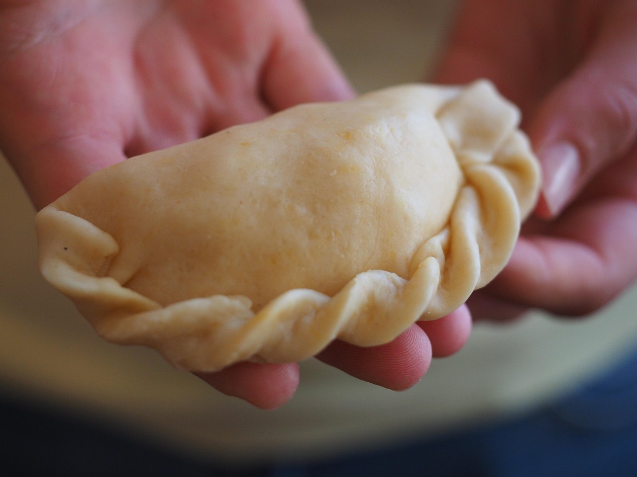 découvrez nos délicieuses empanadas maison, garnies d'ingrédients frais et savoureux, parfaites pour un repas rapide ou un snack gourmand.