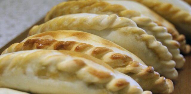découvrez nos délicieuses empanadas faites maison, garnies de saveurs authentiques pour un voyage culinaire irrésistible.